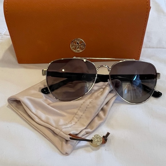 New Tory Burch Shiny Light Gold Aviator Sunglasses - Picture 3 of 5